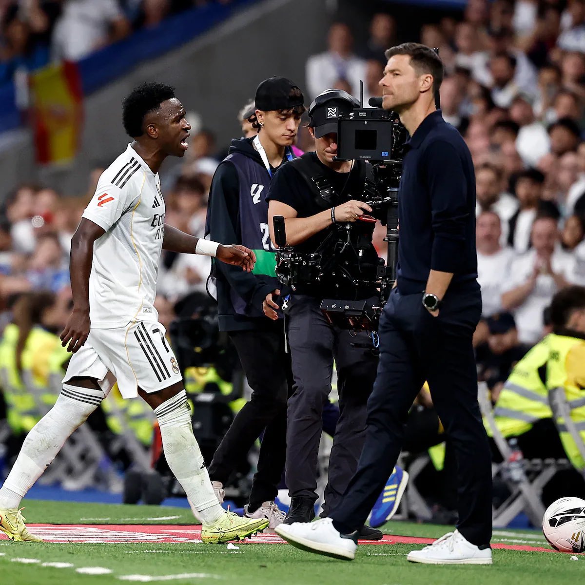 Sortie de Dembele ( ballon d’or ) à la 66 ème lors d’une demi-finale de ligue des champions, pas de réaction brutale. 

On a un Bresilien de merde qui a goûté le succès et qui pense qu’on peut pas le remplacer à la 70 ème.