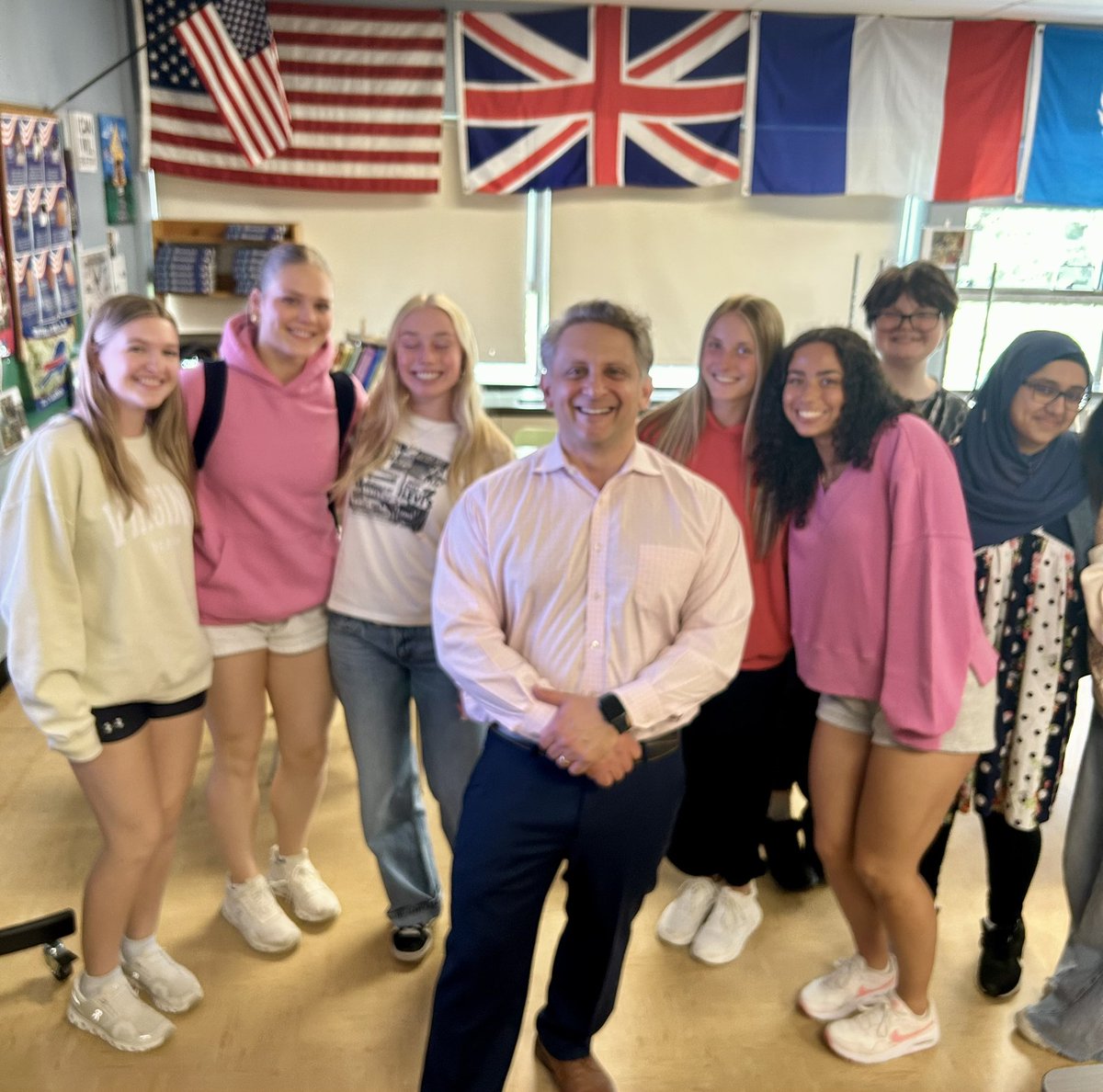 RossiPsycGlobal's tweet photo. Yesterday ECMC’s Dr. John Improta stopped by AP Psych at LHS prior to the big AP exam. Who better to help put a finer point on things than a board certified psychiatrist! Thanks Doc.! @ECMCBuffalo @LCTA_NY https://t.co/wUTgkZDa3j