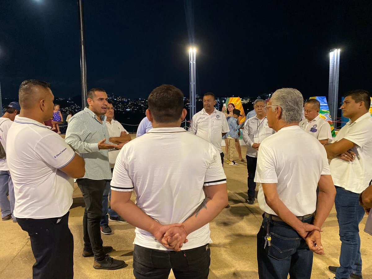 YairGade's tweet photo. 🚖 #Taxi |De manera permanente me encuentro haciendo recorridos por mi ciudad, atendiendo diferentes gestiones con distintos sectores. Saludé a mis amigos del transporte público Taxis Azules Seguros en Acapulco. quienes buscan impulsar y dignificar el servicio de taxi. https://t.co/6qQpV7yGOY