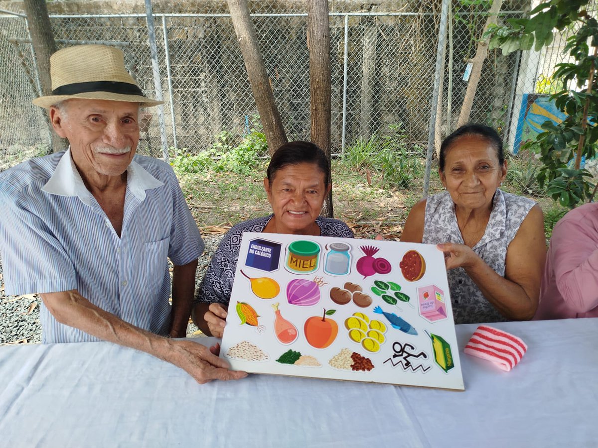 Salud_Guayas's tweet photo. #Samborondón l Técnico de Atención Primaria del Centro de @Salud_Ec #Tarifa realiza socialización sobre importancia de la #AlimentaciónSaludable 🍎🥦 y actividad participativa, rompecabezas saludable con el club de adultos mayores 👴🏻👵🏻

#ElNuevoEcuador https://t.co/GDq90aYXpr