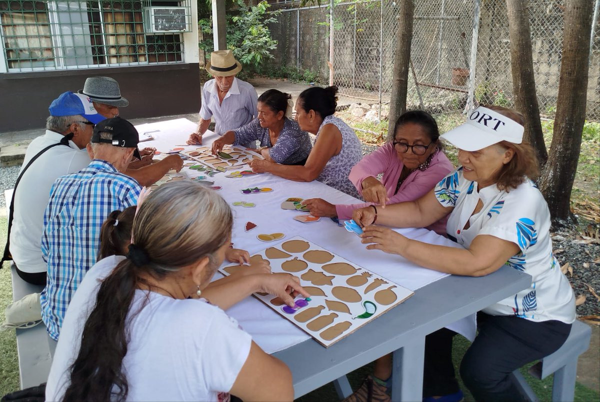 Salud_Guayas's tweet photo. #Samborondón l Técnico de Atención Primaria del Centro de @Salud_Ec #Tarifa realiza socialización sobre importancia de la #AlimentaciónSaludable 🍎🥦 y actividad participativa, rompecabezas saludable con el club de adultos mayores 👴🏻👵🏻

#ElNuevoEcuador https://t.co/GDq90aYXpr