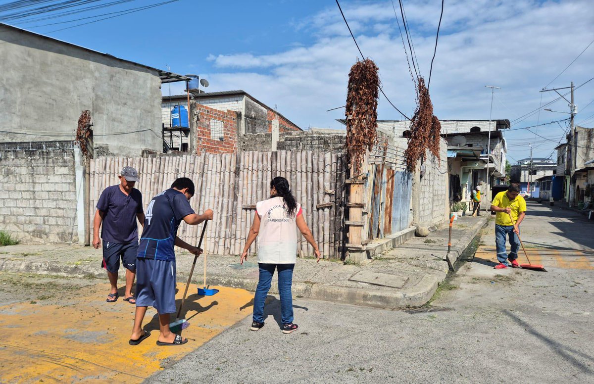 Salud_Guayas's tweet photo. #Samborondón l Se realiza minga comunitaria en el sector #AntonioHanna, entrega de mosquiteros con el objetivo de prevenir el #Dengue. Además de inmunización contra la influenza para evitar esta enfermedad 💉

#MSPEnTerritorio https://t.co/ZKgJA2joA4