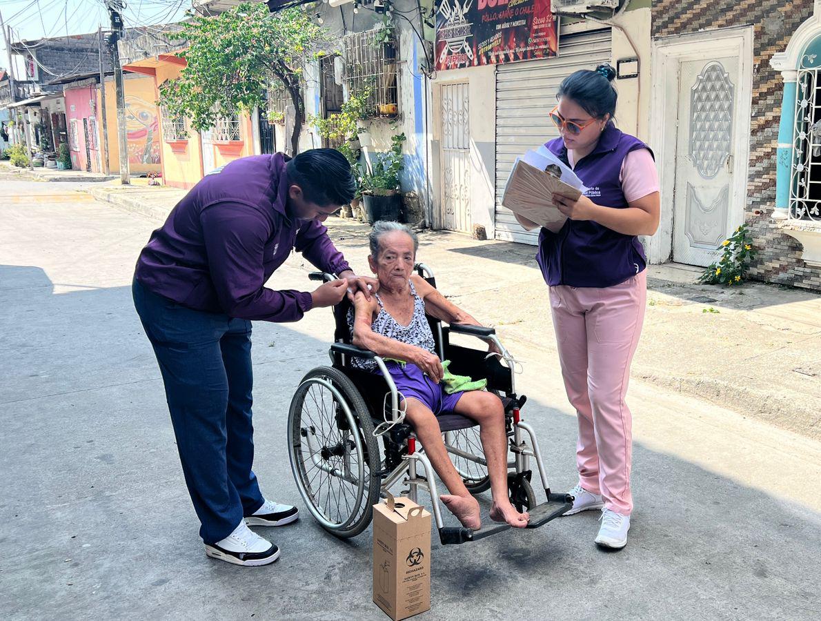Salud_Guayas's tweet photo. #Samborondón l Se realiza minga comunitaria en el sector #AntonioHanna, entrega de mosquiteros con el objetivo de prevenir el #Dengue. Además de inmunización contra la influenza para evitar esta enfermedad 💉

#MSPEnTerritorio https://t.co/ZKgJA2joA4
