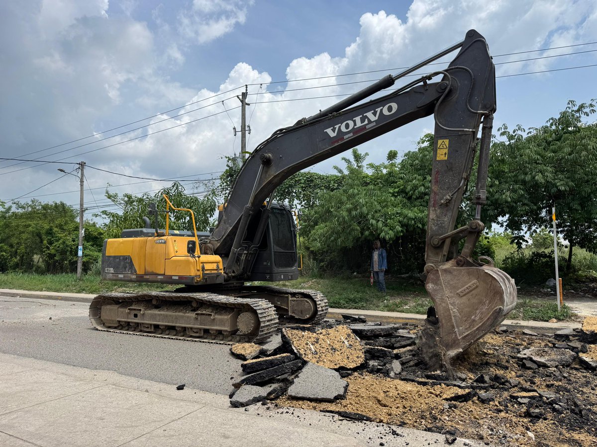 Alcal_turbaco's tweet photo. Con gran satisfacción avanzan las #obras de la vía del Rosario, con toda la maquinaria puesta en marcha.
#Obrasparaelfuturo #Juntosconstruimosfuturo https://t.co/ivUK7G8bZB