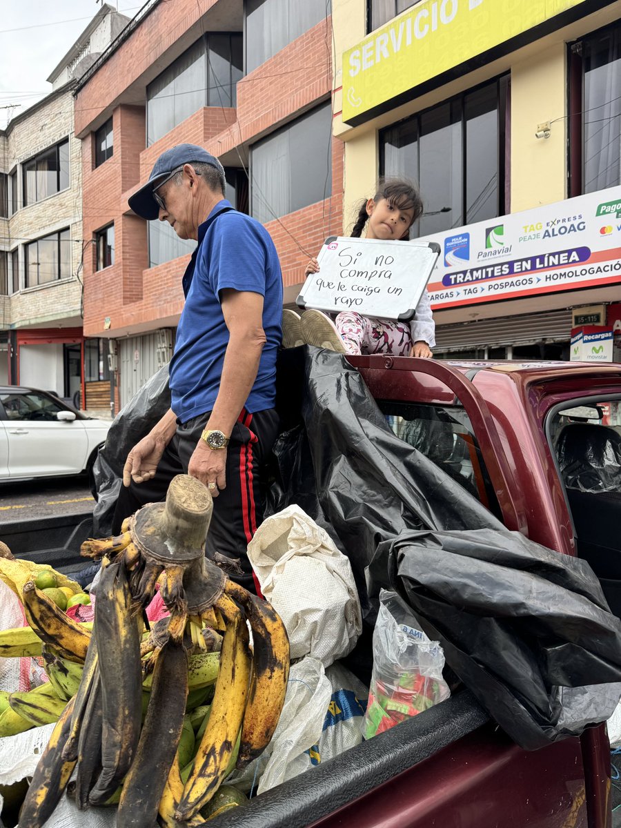 GreenControl2's tweet photo. La nieta le ayuda al abuelo a vender sus productos 😂
Quito Ecuador https://t.co/2KLSrtY04g