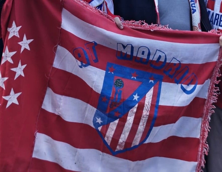 Juanarrien9's tweet photo. Me escriben para pedirme que si alguien encontró está bandera, el día de la ida de semifinales. La han perdido y es de un enorme valor sentimental para ellos. https://t.co/OHN2FLgiqV
