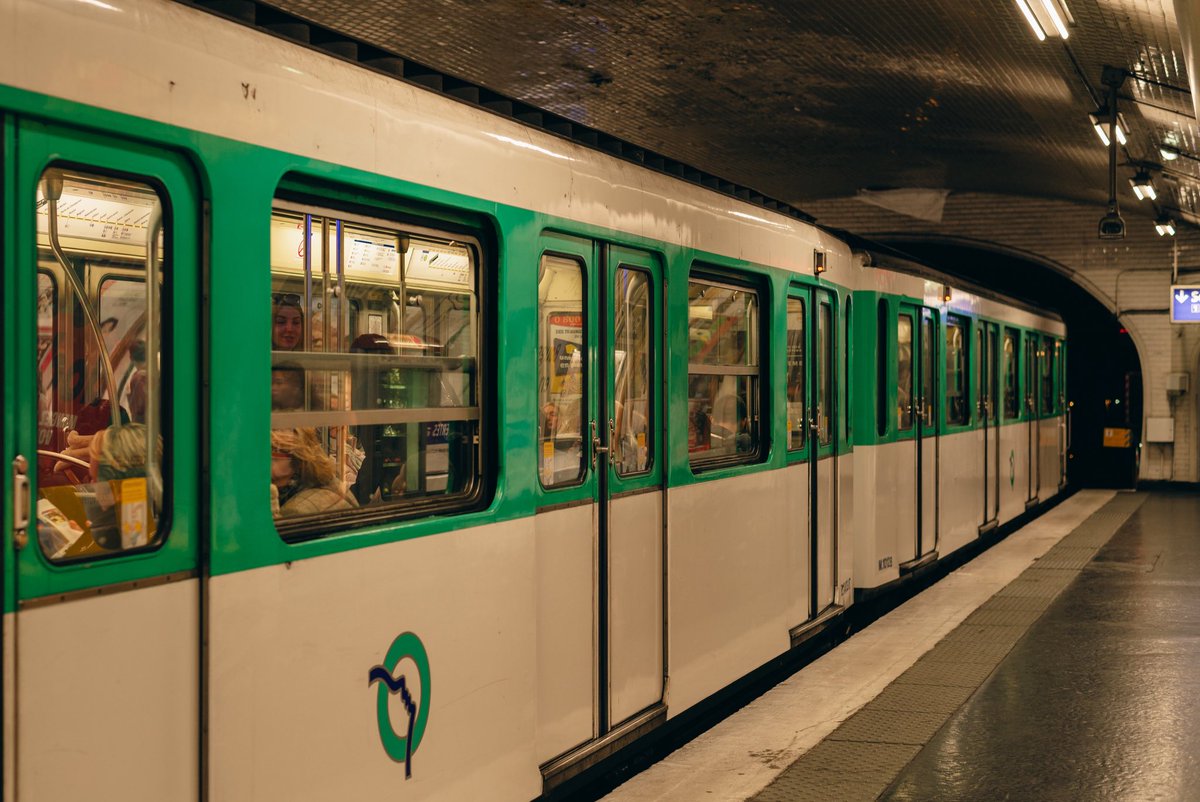 roman_revva's tweet photo. The Paris underground 🚊 

#Paris #France #Metro #underground https://t.co/6YtIovNHHv