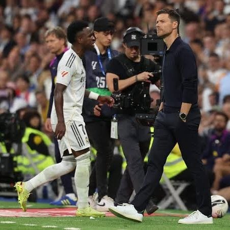 AlberrtoRM2's tweet photo. Luis Enrique ha cambiado a Dembelé y se ha ido del campo animando a los compañeros y dándole la mano al salir.

Aquí tenéis la prueba de lo que son las estrellas bien aconsejadas, con la cabeza amueblada y lo que son los niñatos mimados en un club que les consiente todo. https://t.co/3fQxyUsfdu