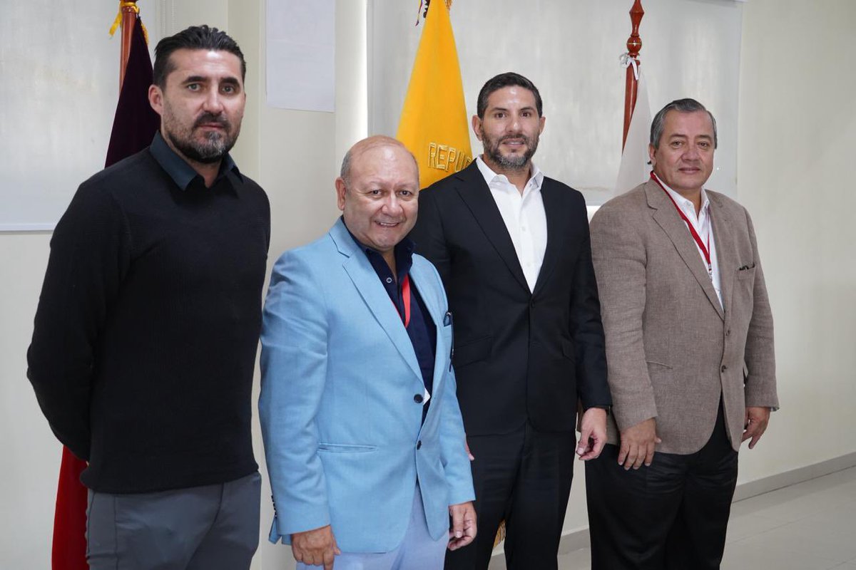 ECU911_'s tweet photo. 🚛📹 El Director General del #ECU911,@JCPaladines, lideró una reunión de trabajo con representantes de la Confederación Nacional de Transporte del Ecuador.

En la mesa de trabajo se revisó el proceso de interoperabilidad con este sector para fortalecer la generación de alertas desde sitios clave.