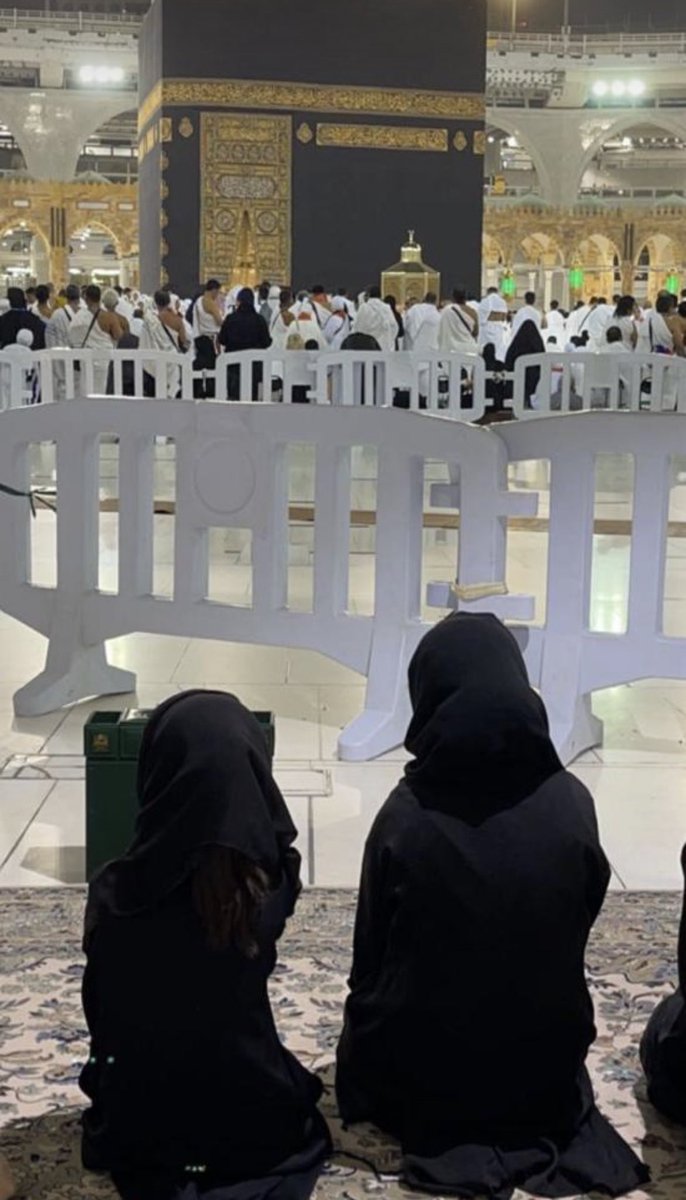 kalshararii's tweet photo. #عبدالعزيز_بن_فهد
التربية الصالحة تبدأ من الأب والأم
التربية الصالحة تبدأ في الصغر 
تعويد الأبناء على ثوابت العقيدة يؤثر إيجاباً عليهم ويرسخ فيهم العقيدة والإعتزاز بها
هنا ملكات حازن الدنيا وما عليها ولم يلهي ذلك والديهن عن الإهتمام بتربيتهن وتعليمهن رواسخ العقيدة الصحيحة وأولها الحجاب..
الجوهرة ولطيفة بنات الأمير عبدالعزيز بن فهد  يحفظه الله
بارك الله فيهم ووالديهم