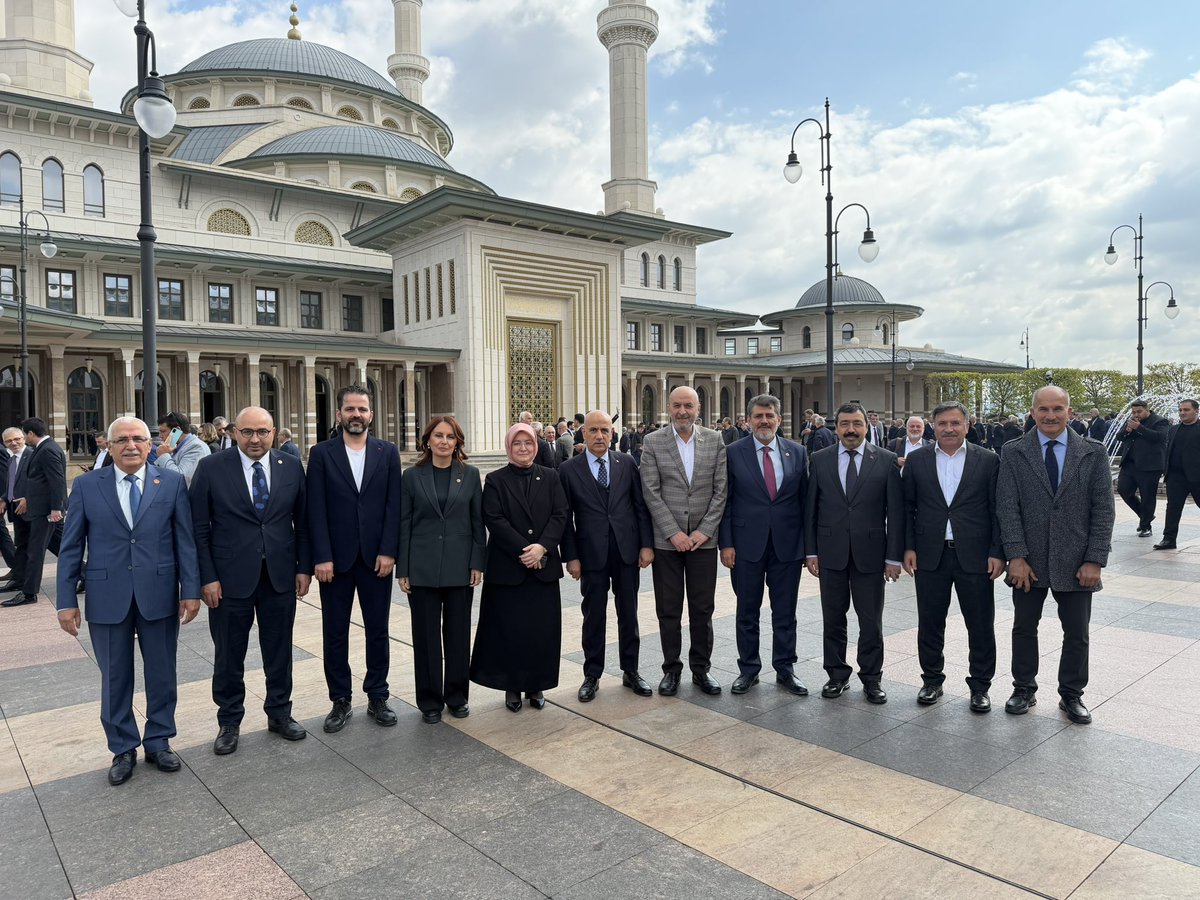 MUSTAFAZDEMR13's tweet photo. Dostlarım; Milletin Evi Cumhurbaşkanlığı Külliyesinde Prof. Dr. Vahit Kirişci Bakanımızın liderliğinde kısa ama çok keyifli ve bereketli bir sohbet yaptık..😊 @teopolitik @OmerOBDebgici @drtubakoksal @Av_Sibel33 @yildizali19 @ofseles @MUSTAFAZDEMR13 @VahitKirisci @saffetkose https://t.co/GcZXyl16gU