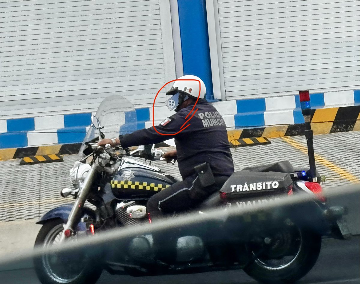 ANGELVIPER's tweet photo. Ande usted con el sistema “manos libres” del señor motopatrullero de la Policía Mpal de Pachuca, es una cosa bárbara!
¿Que aquí  no aplica multa? https://t.co/GCghyLSOM2