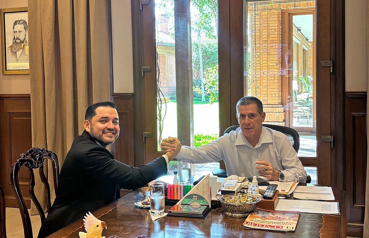 luisbello_asu's tweet photo. Visité al querido Presidente del Partido Colorado, don ⁦@Horacio_Cartes.⁩

Conversé con él sobre liderazgo, gestión pública y la importancia de conducir con templanza, pero a la vez con firmeza, en tiempos desafiantes.

Que Dios siga guiando tu misión partidaria y nacional. https://t.co/HNfd0gGT1s