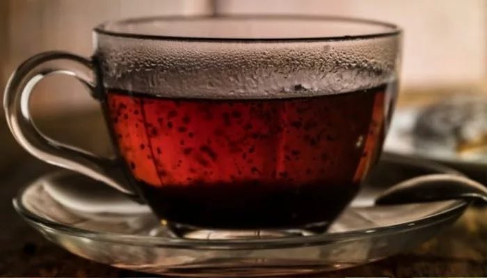 mushawah1's tweet photo. مقارنة بين فوائد الشاي الأحمر (الأسود) والشاي الأخضر
كلا النوعين يأتيان من نفس النبات (Camellia sinensis)، لكن يختلفان في طريقة المعالجة:
•الشاي الأخضر: يُعالج بتسخين سريع (بخار أو تحميص) لمنع الأكسدة، فيحافظ على لونه الأخضر ومكوناته الطبيعية.
•الشاي الأحمر: يُعرض للتخمير (الأكسدة)، مما يغير لونه إلى أحمر/بني داكن ويغير بعض مركباته.
جدول مقارنة سريع
الجانب

الشاي الأخضر
مضادات الأكسدة:
أعلى (خاصة الكاتيكينات مثل EGCG)
الكافيين (تقريبي لكوب 240 مل)
~30 مجم
النكهة:
عشبية خفيفة، أقل قوة
فقدان الوزن:
أفضل (يزيد التمثيل الغذائي)
صحة القلب:
ممتاز (يخفض الكوليسترول والضغط)
الهضم:
جيد
الطاقة والمزاج:
تهدئة مع تركيز (بفضل L-theanine)

الشاي الأحمر (الأسود)
جيدة (ثيافلافين وثياروبيجين) لكن أقل كمية
الكافيين (تقريبي لكوب 240 مل)
~35-47 مجم (أعلى)
النكهة:
قوية، دافئة، أكثر نكهة
فقدان الوزن:
جيد لكنه أقل فعالية
صحة القلب:
جيد (يحسن الأوعية الدموية)
الهضم:
أفضل (يحفز اللعاب والصفراء)
الطاقة والمزاج:
طاقة أقوى بسبب الكافيين

فوائد الشاي الأخضر البارزة:
•مضادات أكسدة قوية: EGCG يحمي الخلايا، يقلل الالتهابات، ويقلل خطر السرطان والأمراض المزمنة.
•فقدان الوزن: يزيد حرق الدهون ويحسن حساسية الأنسولين.
•صحة القلب والدماغ: يخفض الكوليسترول الضار، يقلل ضغط الدم، ويحمي من أمراض القلب.
•فوائد أخرى: يحسن صحة الفم، يقلل الإجهاد التأكسدي، ويُستخدم للاسترخاء.

فوائد الشاي الأحمر البارزة
•تحسين الهضم: يحفز إفرازات المعدة والصفراء.
•صحة القلب: يحتوي على مركبات تدعم الأوعية الدموية وتقلل الكوليسترول.
•طاقة أعلى: بسبب الكافيين الأكثر، مناسب للصباح أو زيادة النشاط.
•مضادات أكسدة: جيدة للالتهابات، لكن أقل من الأخضر.
أيهما أفضل؟
•الشاي الأخضر غالبًا الأفضل صحيًا بفضل مضادات الأكسدة الأعلى والفوائد الشاملة (خاصة للرشاقة والقلب طويل الأمد).
•الشاي الأحمر ممتاز إذا كنت تبحث عن نكهة قوية، طاقة أكبر، أو دعم هضمي.
•الاثنان مفيدان، ويمكن تناولهما بالتناوب حسب احتياجك (مثل: أخضر للصباح/الرشاقة، أحمر للهضم).
نصائح وتحذيرات
•لا تشرب أكثر من 3-6 أكواب يوميًا (حد الكافيين ~400 مجم).
•تجنب شربه على معدة فارغة (يسبب حموضة).
•أضف القليل من الحليب أو الليمون إذا أردت، لكن بدون سكر زائد.
•أضرار محتملة مشتركة: أرق، جفاف، تثبيط امتصاص الحديد، أو تهيج معدة إذا زاد.