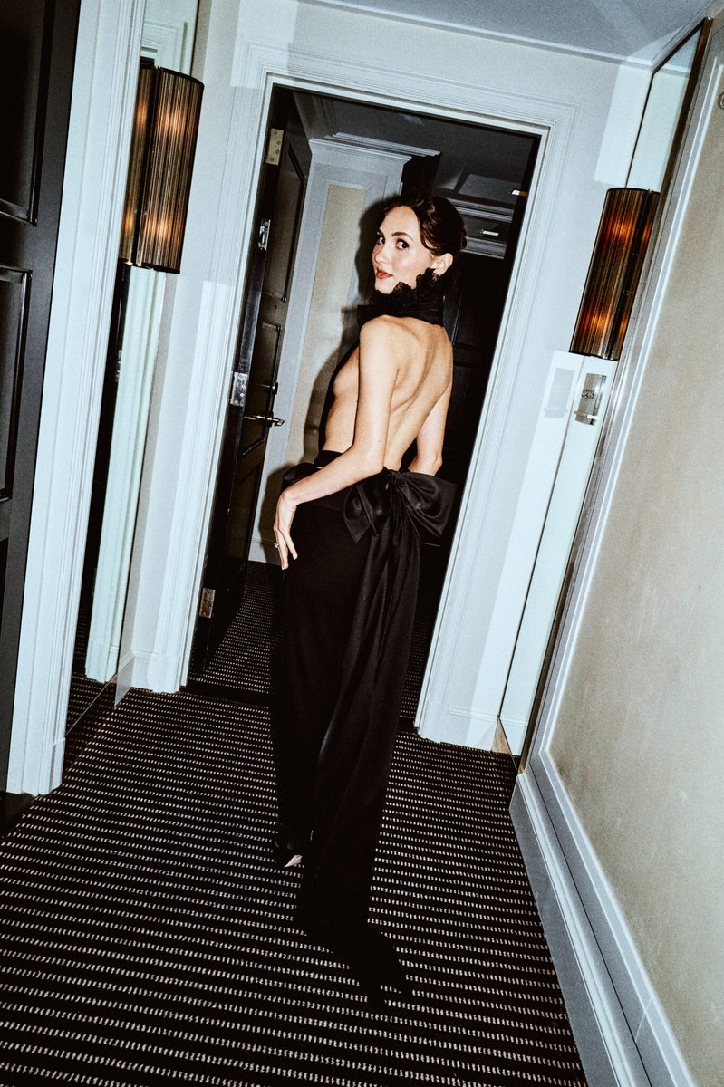 vmagazine's tweet photo. Maude Apatow calms her pre-Met  Gala jitters and gets glammed in Valentino Haute Couturegetting-ready, giving V a sneak peek into her getting-ready process.

🔗: https://t.co/kIQxrqaKbs https://t.co/CWQxrg8q9U