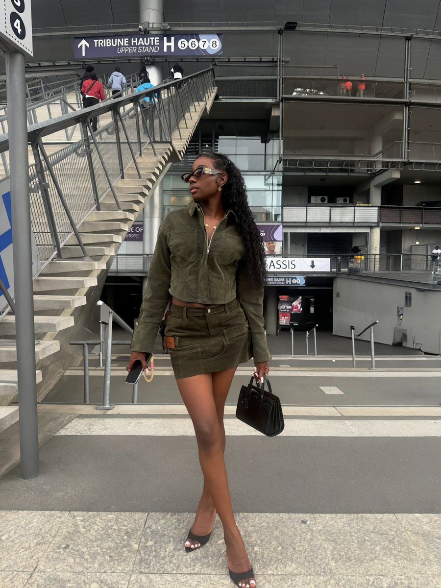 callmenewana's tweet photo. C’est pas forcé, je suis juste Belle 🤭🤷🏾‍♀️Fally #sdf  #fally #congolais https://t.co/0qyiKpigAi