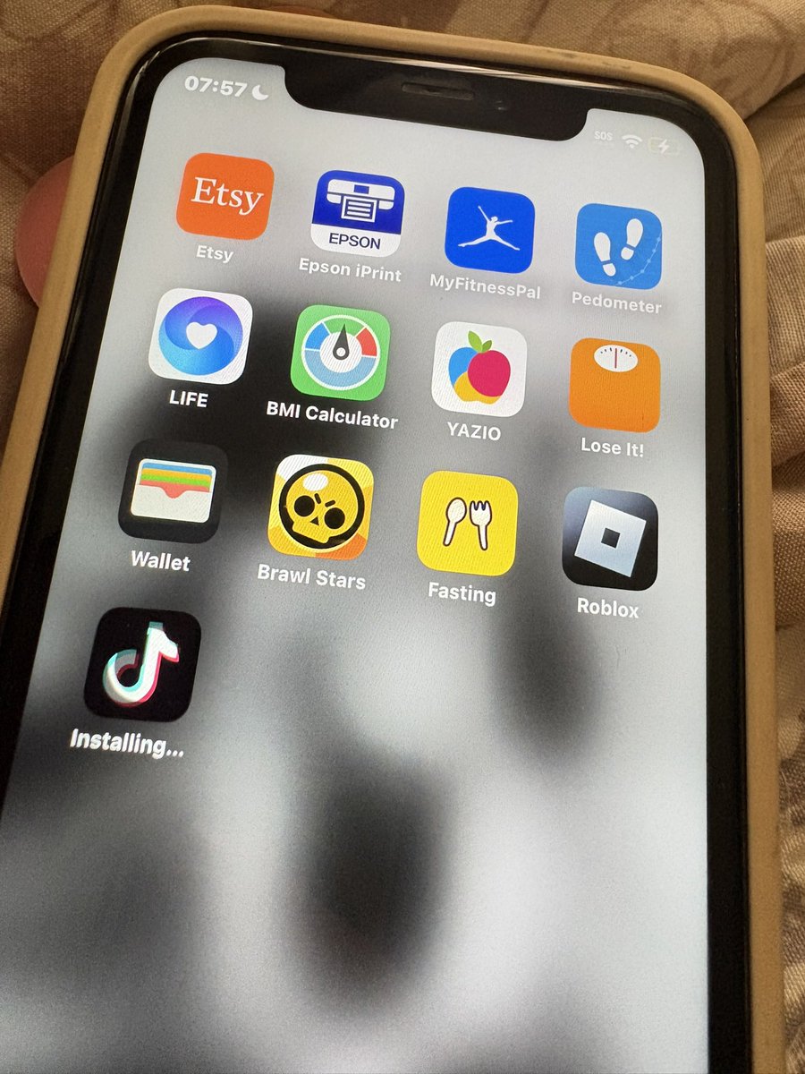 ashhuhhh's tweet photo. lol my old phone rip LIFE https://t.co/dyUVH3SjMz
