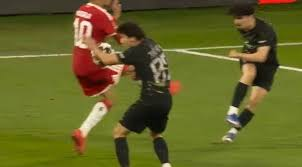 Coldovoy's tweet photo. @ChampionsLeague Das eine ist ein Handspiel das andere nicht.....Hmmmm welches wurde wohl geahndet? Hat da viel Kohle aus der Wüste und ein unfähiger Schiri eine Rolle gespielt? https://t.co/i1S5iCT1By