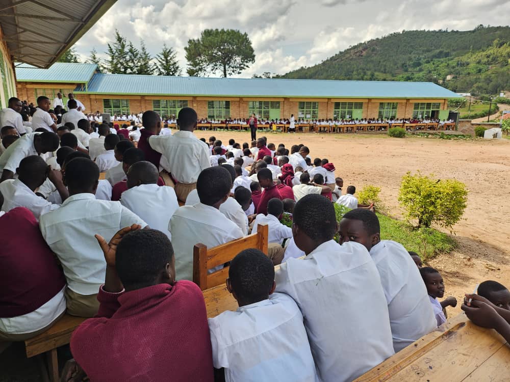 RwandaOmbudsman's tweet photo. None, Urwego rw'Umuvunyi rwaganiriye n'abanyeshuli 1676  bo mu Bigo by'amashuri yisumbuye bya #GSMAKERA,#GSCYEZA,#GSSHOLI,na #ITERRUTOBWE byo mu Karere ka @Muhangadis  ku bubi bw'akarengane na ruswa https://t.co/8rojeaMkGB
