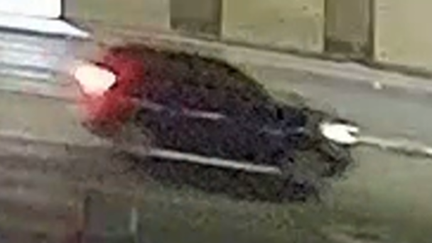 LVMPD_Traffic's tweet photo. 🚨HIT &amp; RUN🚨
📍E. Charleston &amp; N. Mojave
Event #: LLV260500004422

Investigating a crash on May 2 at ~2:57 AM.

🔎Suspect vehicle: royal blue small-to-midsize SUV, moderate damage to right headlight/hood, possible minor windshield damage.

📞702-828-3595 or 702-385-5555 https://t.co/R9EQqGnrLk