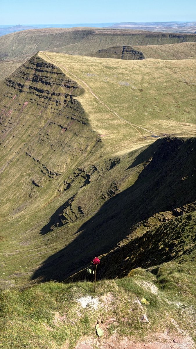 SaudisCardiff's tweet photo. بين الضباب وقمم الجبال، خضنا تجربة استثنائية من التحدي والإنجاز⛰️
مقتطفات من رحلة الهايك النسائي في قمة Pen y Fan، شكراً لجميع من شاركنا، ونلتقي في مغامرة قادمة 🤍

#النادي_السعودي_كاردف https://t.co/GlYoIzPr7b