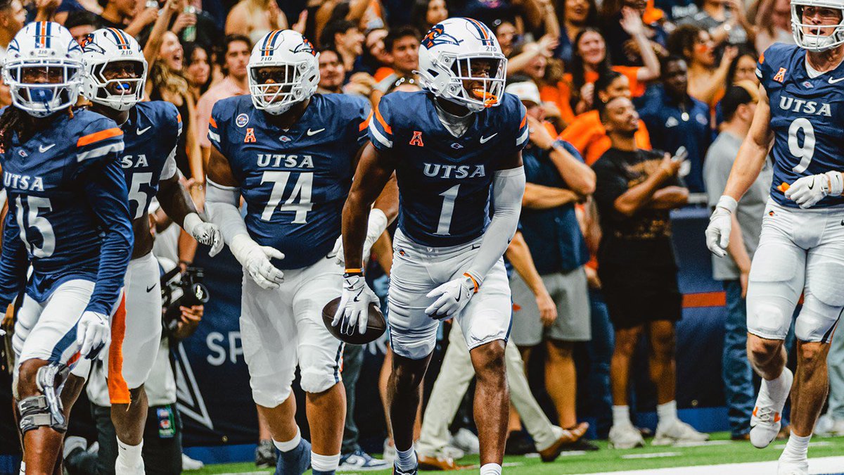 thelandondomio_'s tweet photo. After a great conversation with @EyanMeans6 , I am blessed to receive  an offer from The University of Texas at San Antonio. Thank you for the opportunity! https://t.co/7Ggb0CUjH0