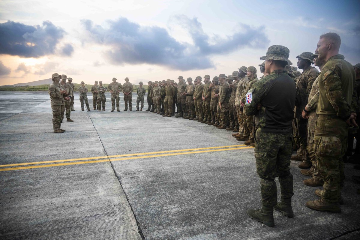 I_Corps's tweet photo. Backed by the team

1SG Kevin Smith reenlists on Itbayat during Exercise #Balikatan 2026, surrounded by U.S., Philippine, and Australian Soldiers after days of hard work together on the ground.
#whyiserve

📸 SGT Elijah Magaña https://t.co/Yc97N4RNAz
