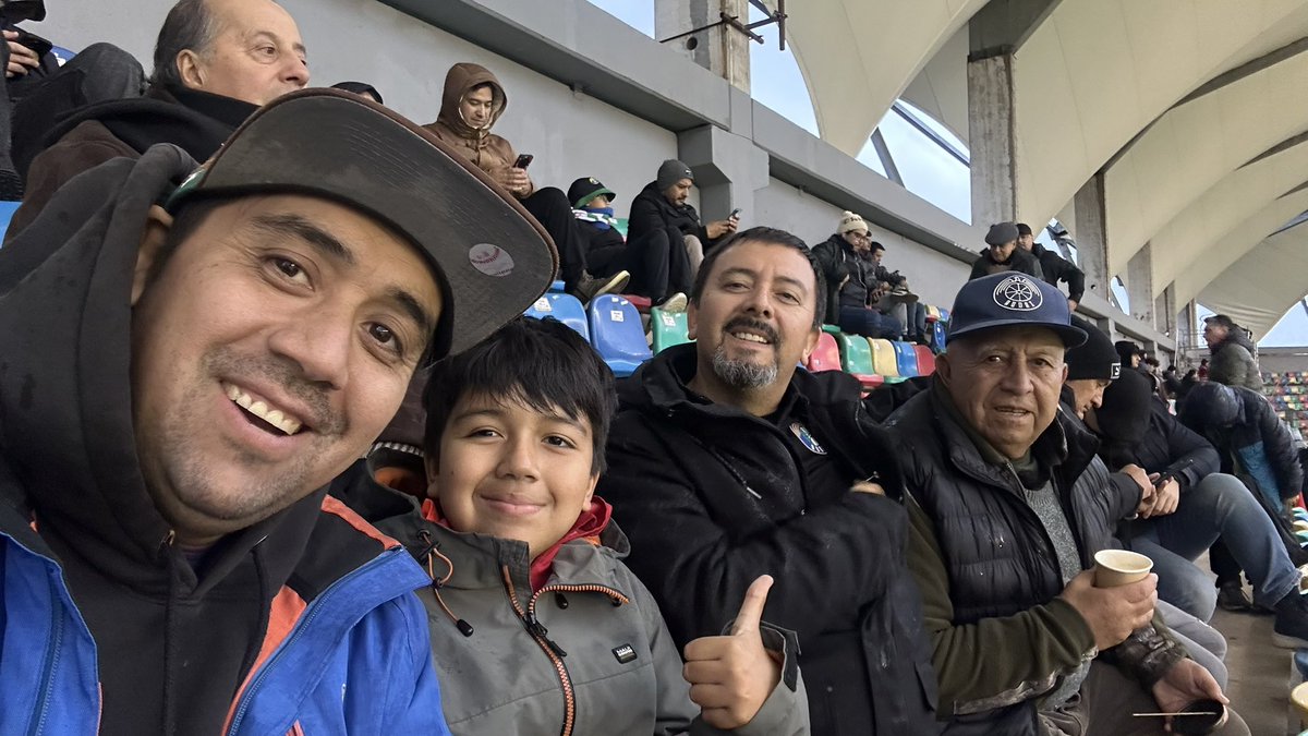 Jimenez33P's tweet photo. Cómo siempre junto con mi viejo, sobrino y sobrino nieto apoyando al gran Audax Italiano… Vamos Tano por el triunfo 🏆 🤟🏻😎🤟🏻⚽️🌳🐉 https://t.co/KhYHtkH5w0