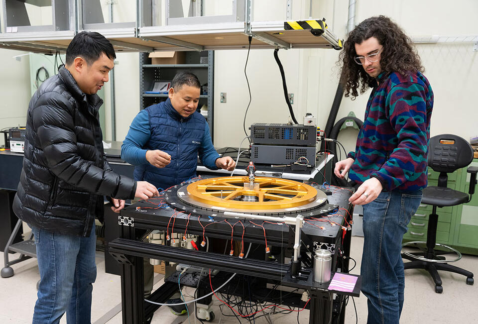 NIST's tweet photo. Aircraft mechanics use torque wrenches to ensure that bolts and fasteners on planes are correctly tightened, keeping us safe. Measurement tools need to be calibrated, and NIST’s Lego brick-inspired experts are working to improve the process.   

🔗 https://t.co/cIownXFyto https://t.co/B5wm22jeRt