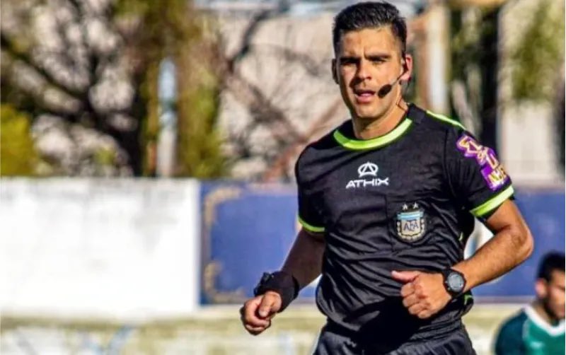 El sábado en Boca-Huracán estará GASTÓN MONZÓN BRIZUELA en el VAR. Será su primera vez como VAR de Boca. Nunca dirigió en Primera División, pero tiene casi 100 partidos como árbitro de campo en la B Nacional. En PLAYOFFS será VAR por SEGUNDA VEZ (estuvo en Central-EDLP, 2025).