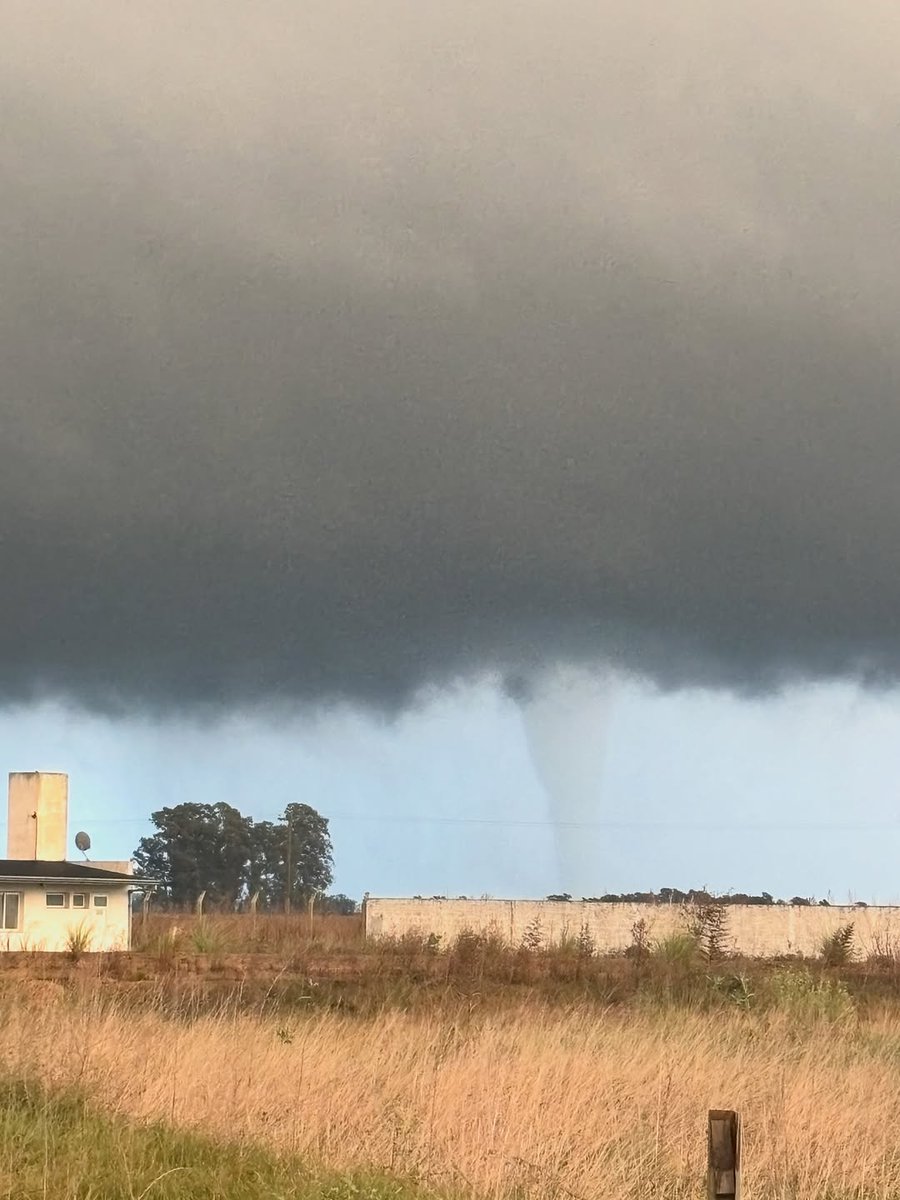SurTormentas's tweet photo. 🚨🌪 #URGENTE Tornado en Las Flores, provincia de Buenos Aires, registrado sobre la ruta 3. https://t.co/sBojmlMtB8