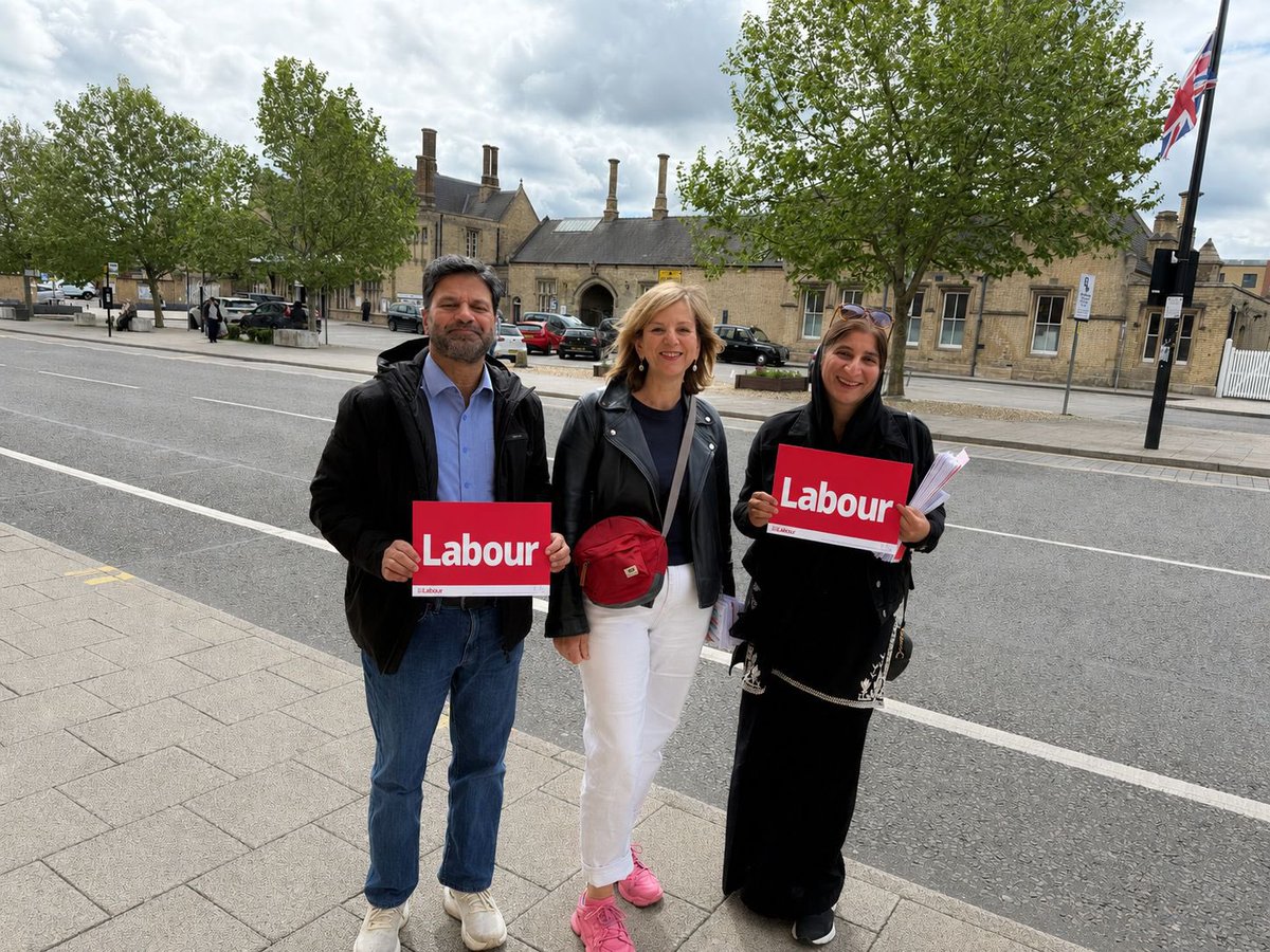 LilianGreenwood's tweet image. Thank you to @UKLabour councillors Fozia and Raja who joined me in Lincoln today 

#VoteLabour tomorrow