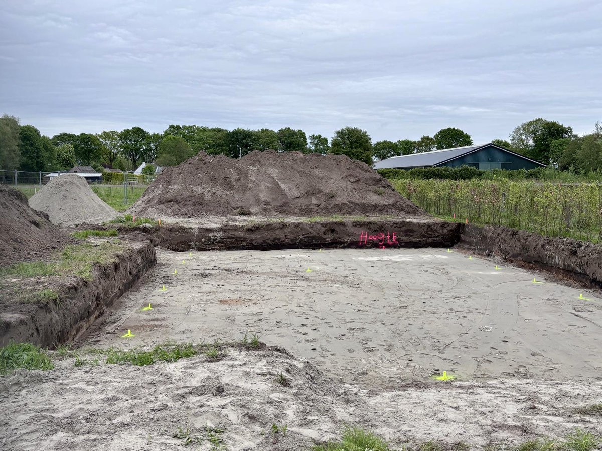 Zuidpolder's tweet photo. Met het uitgraven van het cunet is de bouw van de eerste zelfbouw-woning officieel gestart! Een bijzonder moment voor de toekomstige bewoners. Gefeliciteerd!🥂 Op het voormalig manegeterrein aan de Hilhorststraat komen in totaal 5 woningen naar eigen ontwerp. #eemnes #zuidpolder https://t.co/1BeUyP6GRP