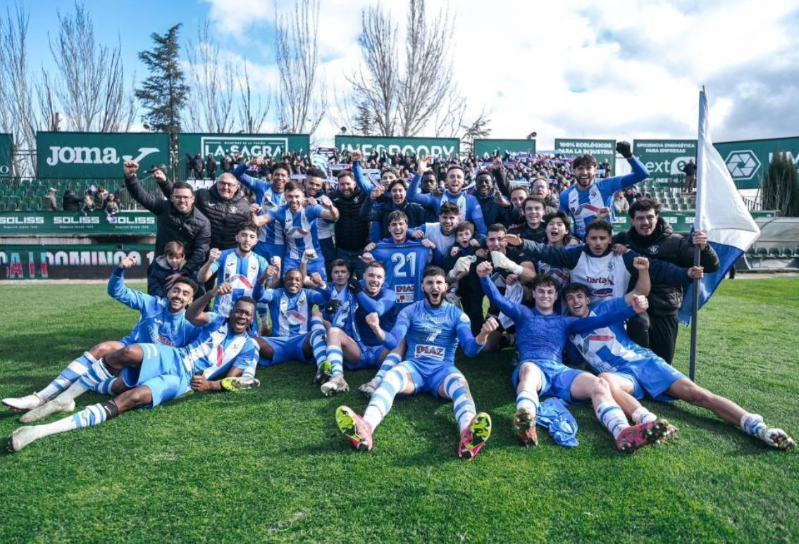 DeporteCLM's tweet photo. Solo puede quedar uno, este fin de semana, o el @CDTarancon o el @cspuertollanocf asciende 

🔄 @CDTarancon 
💙 @cspuertollanocf 

¿Por qué? Respuestas abajo https://t.co/XYrVl4iujz