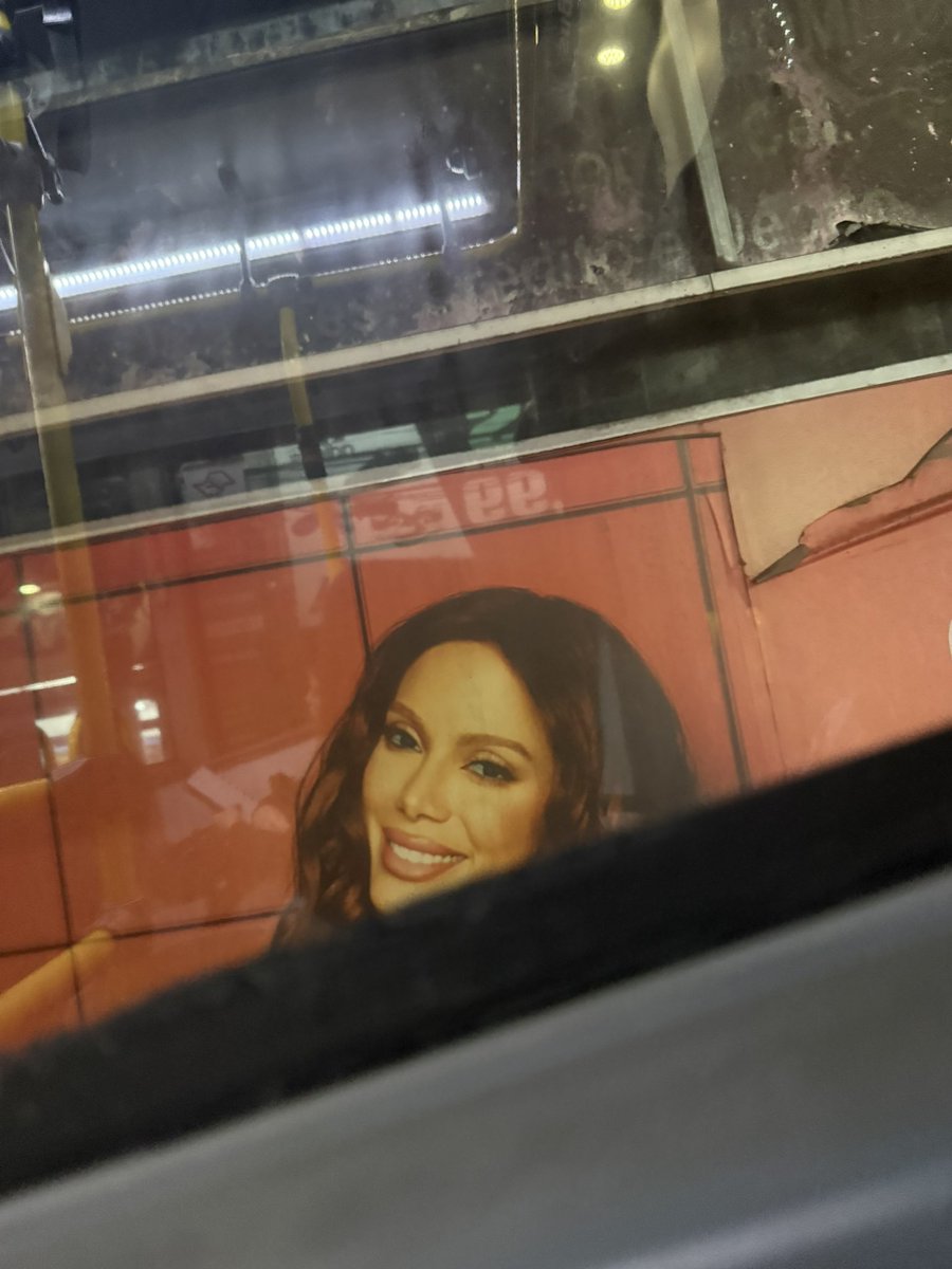 henrydiore's tweet photo. ai to morrendo eu indo p facul de ônibus viro p lado tem uma mulher me encarando na janela, quem eh? a anitta KKKKK gelei https://t.co/Lli5AbQCqd
