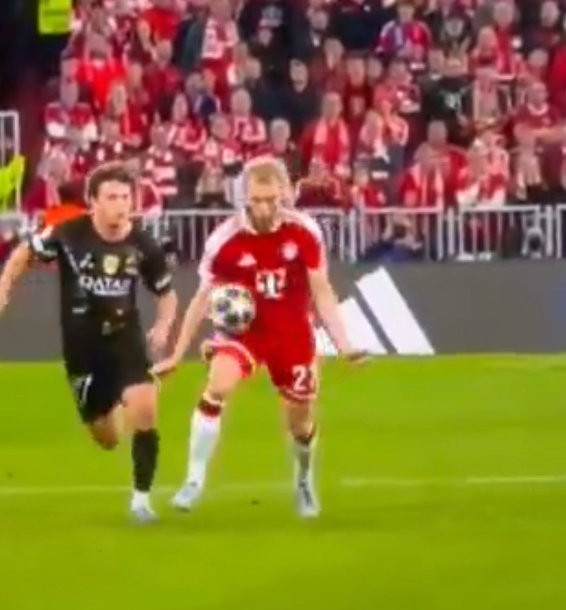 graefe_manuel's tweet image. #UCL #FCBPSG Nuno Mendez wäre auch zwingend Gelb/Rot gewesen..
Da hat sich der noch unerfahrenere 4.Off eingemischt (der Ref streckte den Daumen in seine Richtung hoch), obwohl Laimer den Ball nur an den Bauch bekommt-&amp;gt;Das muss bei der Uefa Konsequenzen haben!