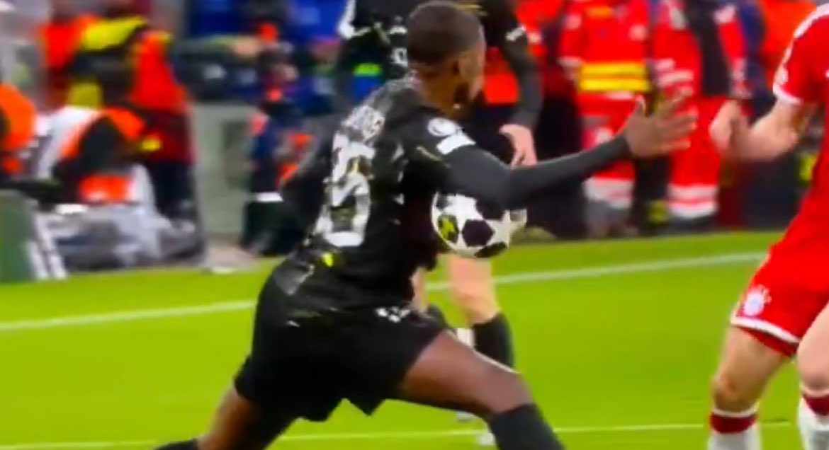 graefe_manuel's tweet image. #UCL #FCBPSG Nuno Mendez wäre auch zwingend Gelb/Rot gewesen..
Da hat sich der noch unerfahrenere 4.Off eingemischt (der Ref streckte den Daumen in seine Richtung hoch), obwohl Laimer den Ball nur an den Bauch bekommt-&amp;gt;Das muss bei der Uefa Konsequenzen haben!