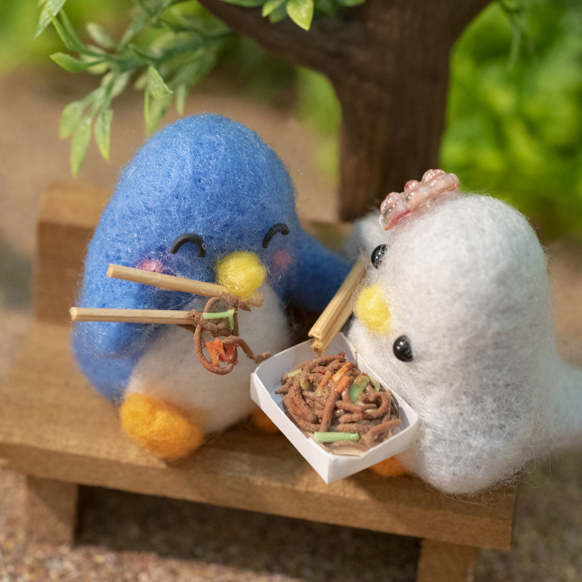 5月7日はコナモンの日🐧✨ ソースの香りにつられて集合したぺんぎん