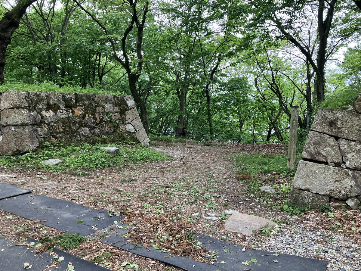 #旅行記　#新潟県 
村上城2️⃣
①七曲がり道➡️実際は七以上曲がるよ😂
②四ツ門跡手前石垣
③四ツ門跡西側（入口側）
④四ツ門跡内（入口側方面を🤳）
珍しく東西南北全方位の櫓門らしいです🤔
<a href="/vr_murakamijo/">ビジュアル再現　村上城</a> 氏のYouTube動画🎥や城解説📄を観てから見学すると想像💭が容易に出来ます🫡