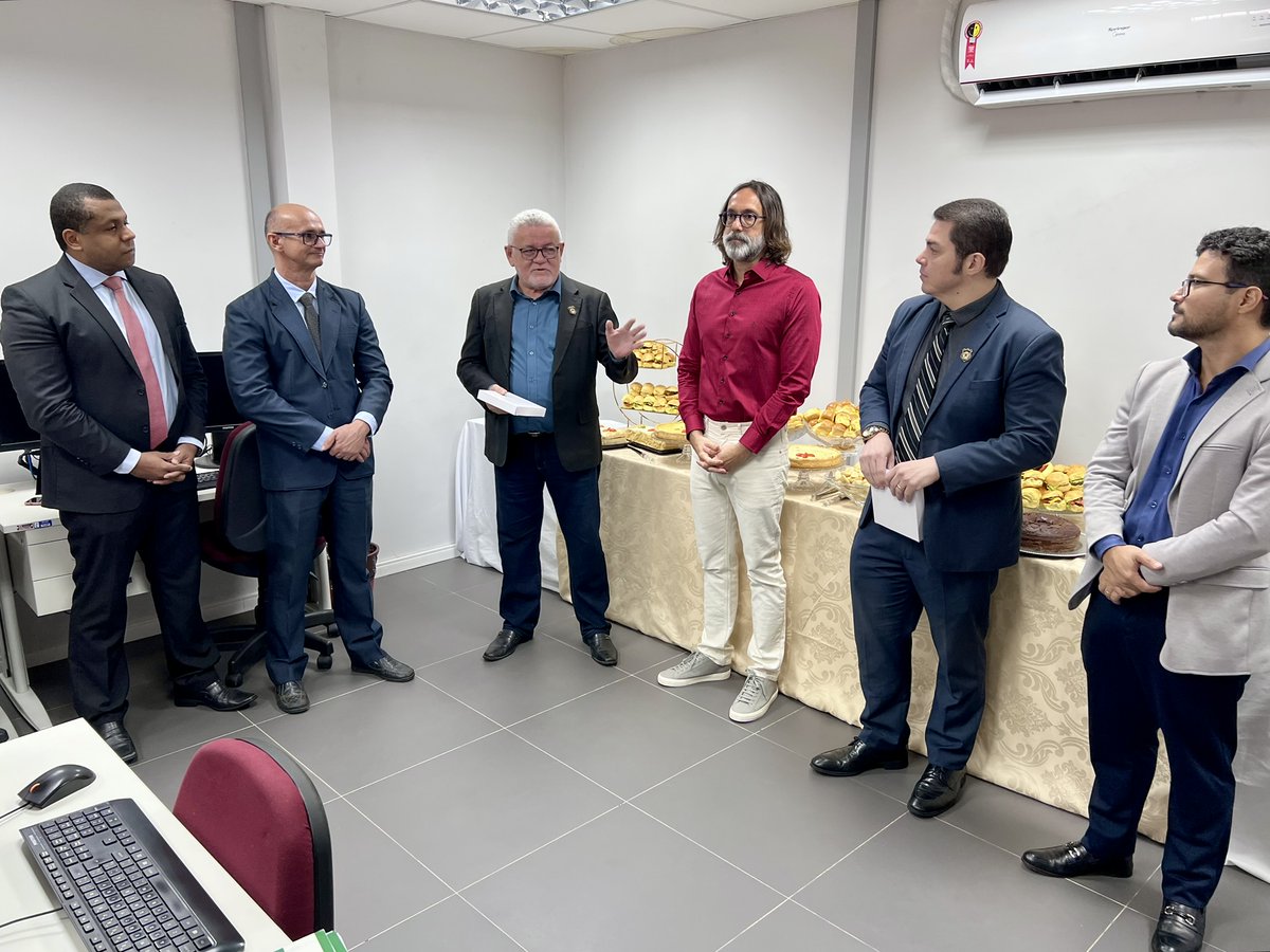 SindojusCE's tweet photo. Comarca do Crato inaugura nova Sala da Central de Mandados em marco de valorização dos Oficiais de Justiça. Uma sala ampla, com capacidade para receber os oficiais e oficialas lotados na comarca, era uma reivindicação antiga da categoria https://t.co/Y5wK4kzLet #SindojusCE https://t.co/AxVzsp4Cat
