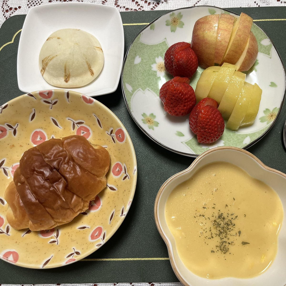 [05.07]
소금빵, 콘스프, 양파빵, 딸기, 골드키위, 사과