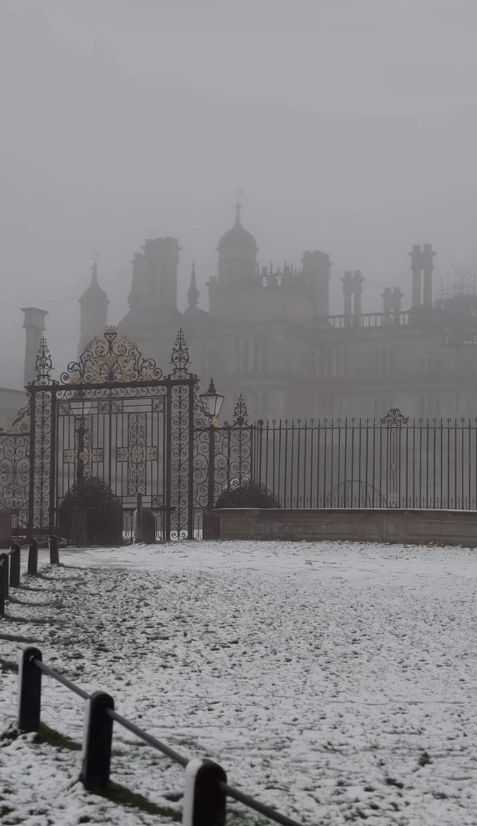 julhat's tweet photo. #DailyPictureTheme 

Stately House enveloped in fog https://t.co/2ymfbNrHUr