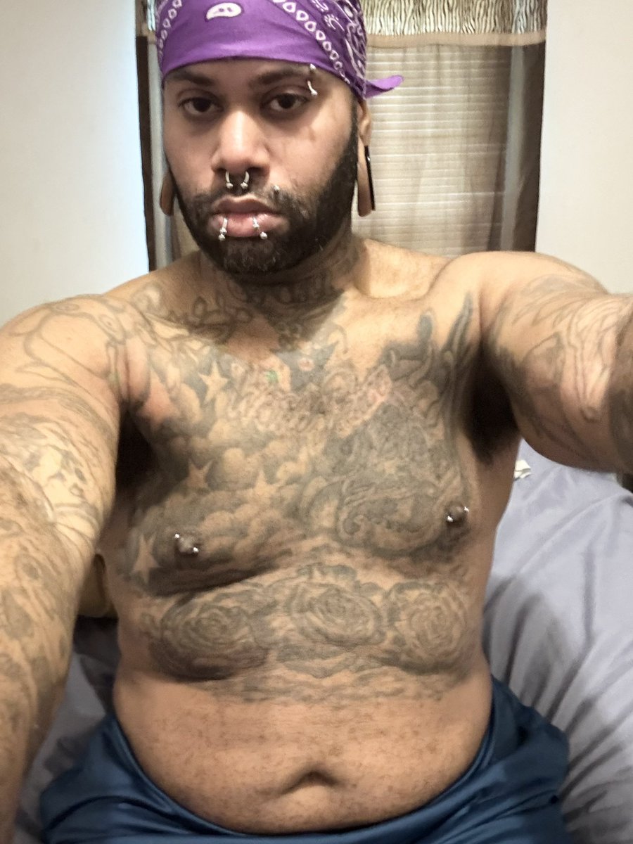 Marquay1989's tweet photo. 😜🤟🏽 Decided to give y’all a quick #SkinUpdate : I got to shave my chest and stomach so please ignore the body hair,but as y’all can see most of the hyperpigmentation I got from my sun tan a few weeks ago has cleared tf up quick af and I got my whitish glow back.☺️ 🙌🏽 https://t.co/YSTJKTWEg6