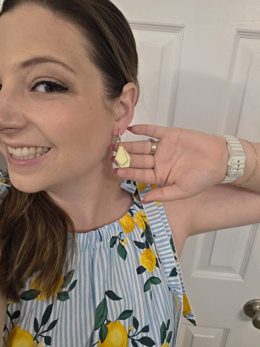 ReinessaTalks's tweet photo. I left the house today and I resisted to urge to put on pajamas pre stream so I am still festooned with LEMONS

Cya on stream, starting now, with lots of Dota 2 https://t.co/FlHQ75YSK7