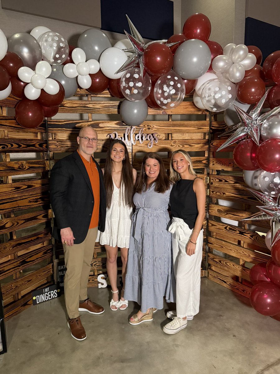 StevieSouth34's tweet photo. Last banquet as a Bulldog ❤️
Honored to be recognized and grateful for this season.🥎
#4signingout https://t.co/RJKMenbHCX