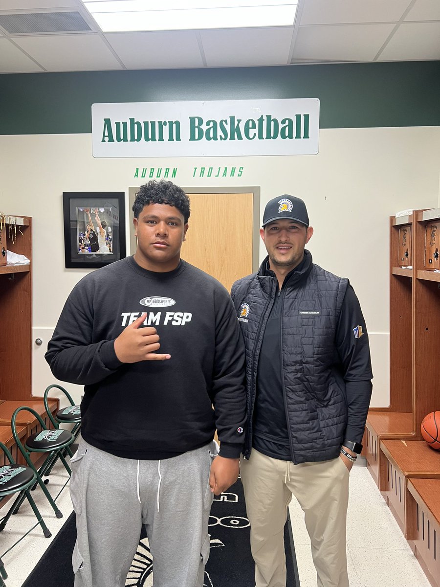 KevinThomsonX's tweet photo. Great to have my former teammate and @SanJoseStateFB TE coach @CoachKolney come by @ahstrojanfball today to talk about our program #GoTrojans #DefendTroy https://t.co/owngH3ZaZG