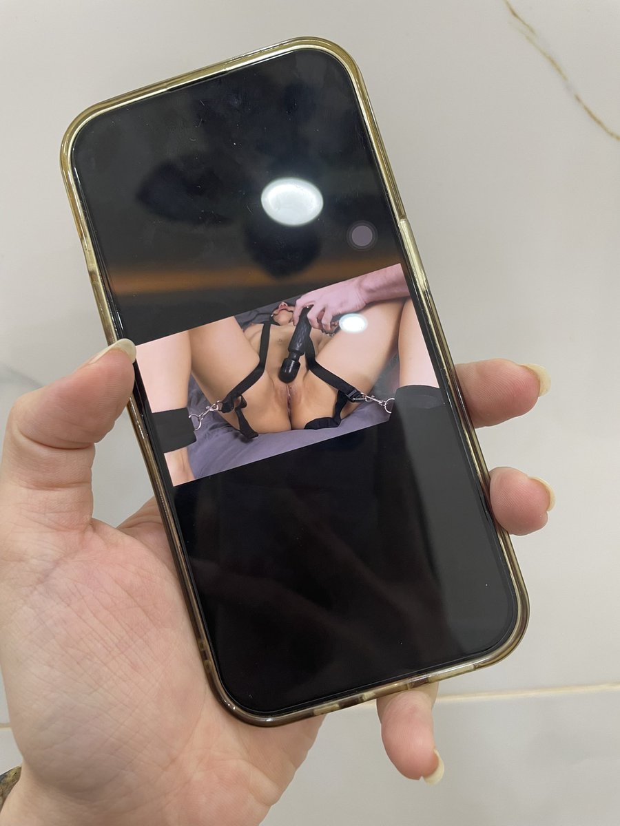 在姊妹的慫恿我喝下了那杯酒
接下來發生的事卻是讓我意想不到的

長達六年的好姐妹 居然會這樣對我
#有時候越純粹的友誼反而不是好事

原以為真誠能得到真誠
可我得到的是赤裸裸的背叛

意識很模糊但我永遠記得妳說的那句話

「藥效只有一個小時你注意點時間」

在接下來的片段我完全沒記憶
直到某天意外在妳手機裡發現這部影片 

#看到這個當下我直接把她裸照全外流
#要難看都來難看氣瘋☞☞ https://t.co/lHZiwUeYLi
