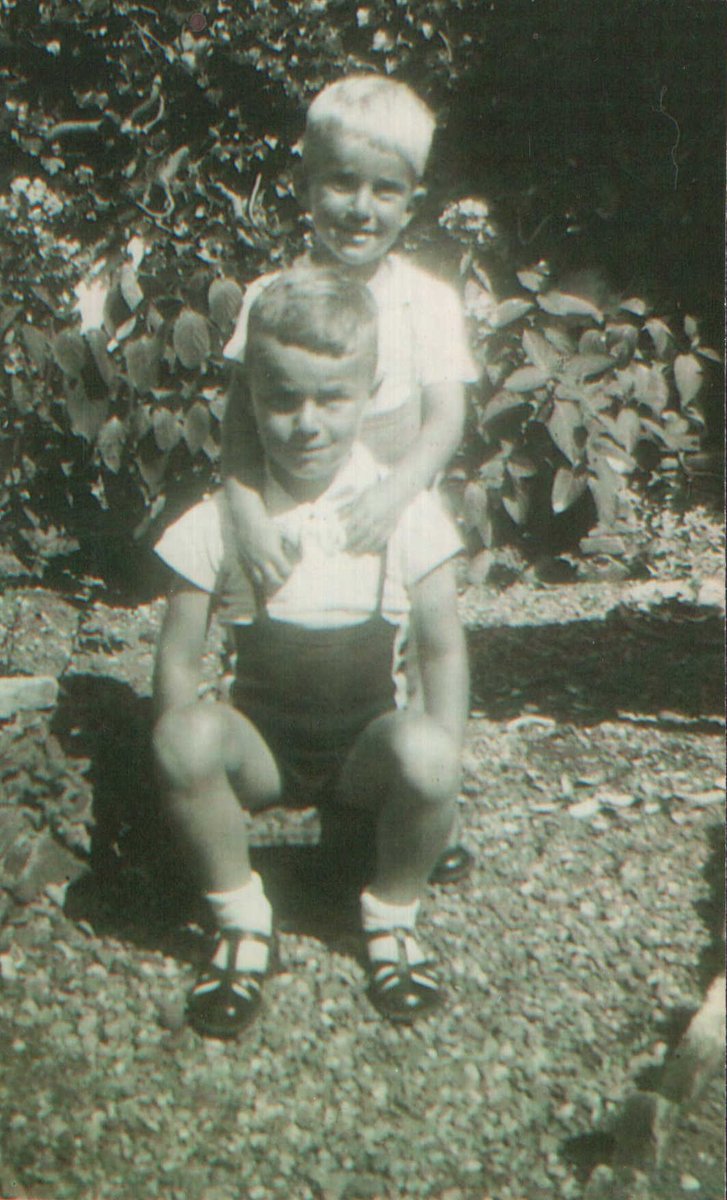 7 May 1934 | A Dutch Jewish boy, Leon Zwaap (bottom), was born in Hilversum. 

In September 1944 he was deported to the #Theresienstadt ghetto and on 6 October to #Auschwitz. He was murdered after selection in a gas chamber together with his brother Edward.