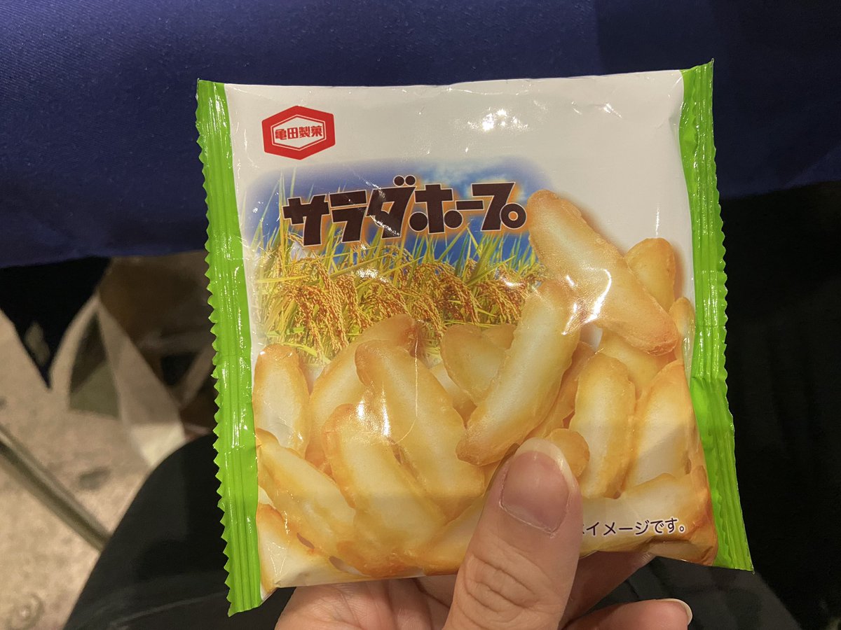 orca_rantan's tweet photo. ニコ超、桜春さんもブースに遊びに来てくださってお会いできたので4連ガチャ引かせてもらったんだ✊
8種類から水響を3枚ぶち当てました👀
お水3本飲んで覚醒す��ってことか…
あとサラダホープももらいましたぶち上げ！！ https://t.co/bho6MaWrPs