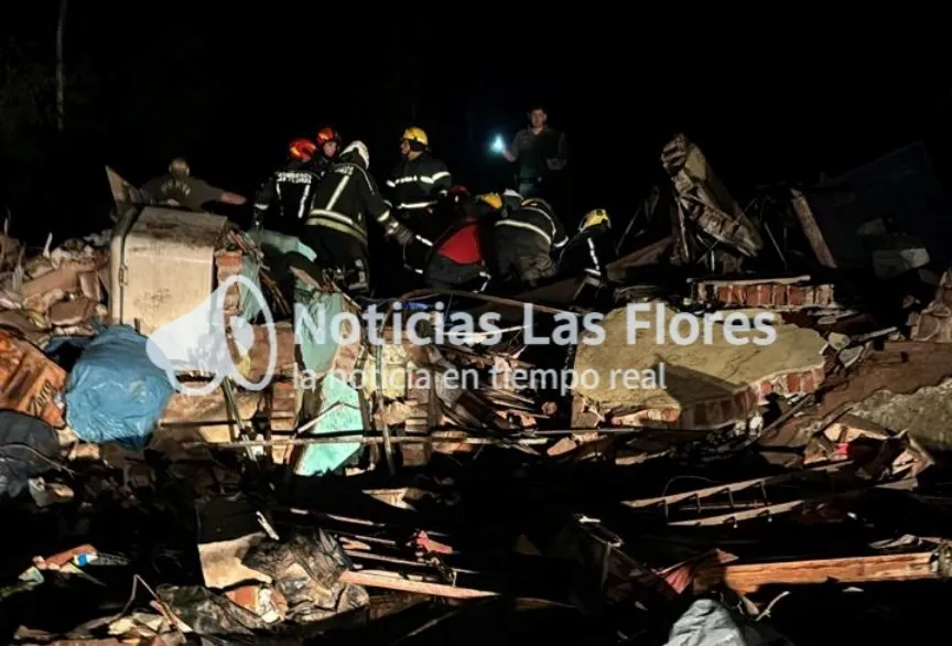 TornadosARG's tweet photo. Algunos videos más del tornado de hoy en Las Flores, Buenos Aires. En un principio fue un tornado “wedge” multivórtice (primer video). Dejó daños severos y por lo menos hay 4 heridos. Mañana seguramente aparezcan más fotos de los daños. https://t.co/ozAinmc4tb
